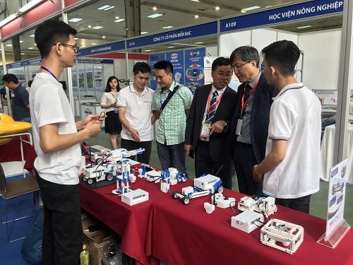 Nhiều khách tham quan VCCA 2019 quan tâm đến mô hình Brick One