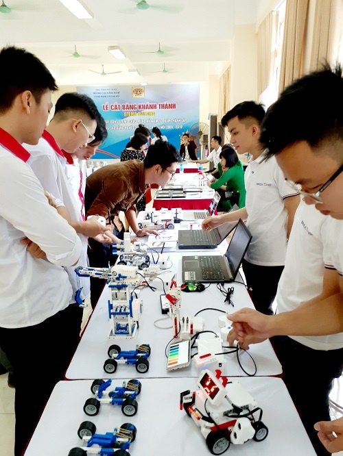 Nhóm sinh viên trưng bày mô hình Brick One tại VCCA 2019